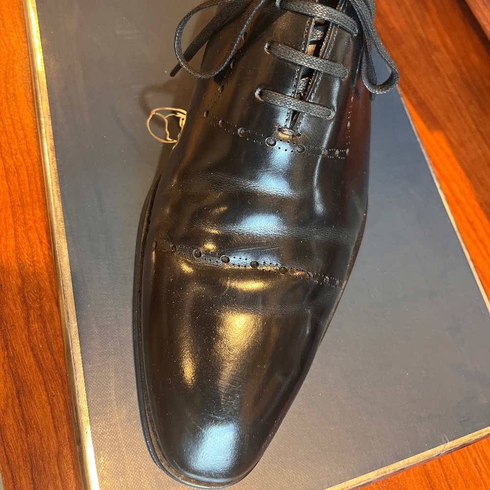 Black whole-cut shoes with broughing size. 42 (9 or 9 1/2)